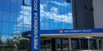 Fachada da sede do INSS com letreiro Previdência Social em destaque.