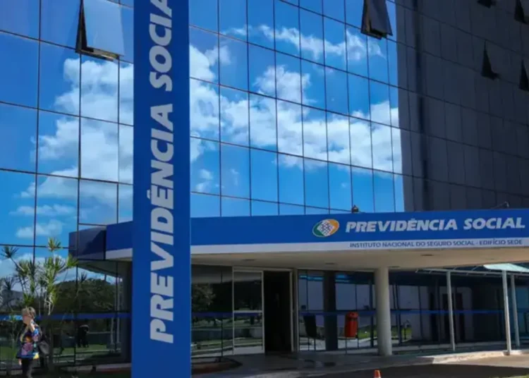 Fachada da sede do INSS com letreiro Previdência Social em destaque.