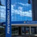 Fachada da sede do INSS com letreiro Previdência Social em destaque.