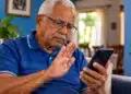 Idoso rejeita propaganda de empréstimo recebida pelo celular, representando nova regra do Banco Central para bloquear ofertas de crédito.