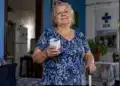 Pessoa idosa segura medicamentos e utiliza bengala em referência aos direitos garantidos pelo Estatuto da Pessoa Idosa no SUS.
