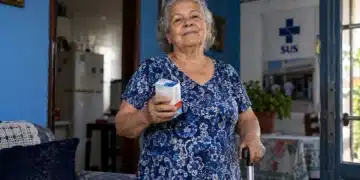 Pessoa idosa segura medicamentos e utiliza bengala em referência aos direitos garantidos pelo Estatuto da Pessoa Idosa no SUS.