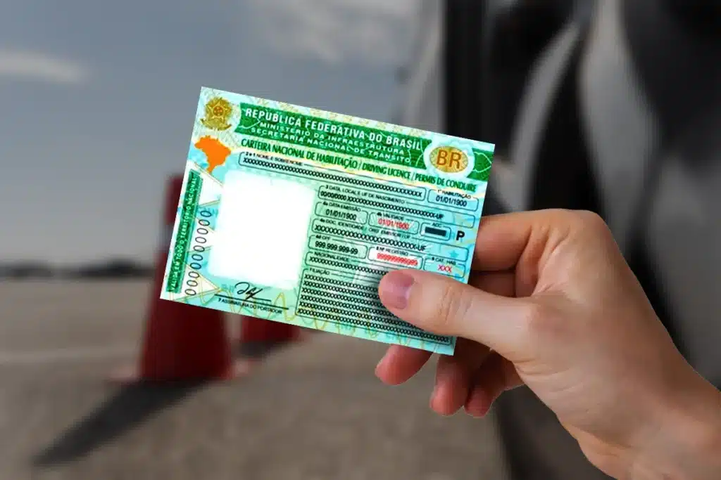 CNH segurada por motorista, representando os exames exigidos para a renovação da habilitação.