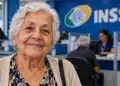 Mulher com mais de 80 anos em agência do INSS, representando a faixa etária dispensada da exigência de biometria.
