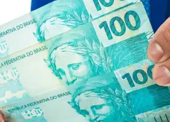 Cédulas de R$ 100 representam os pagamentos do INSS referentes a outubro