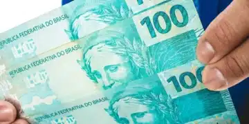 Cédulas de R$ 100 representam os pagamentos do INSS referentes a outubro