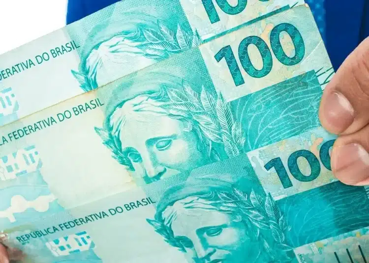 Cédulas de R$ 100 representam os pagamentos do INSS referentes a outubro