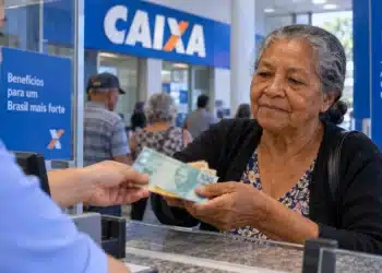 Beneficiária do INSS recebe pagamento em agência bancária, representando os pagamentos referentes a setembro liberados nesta semana.