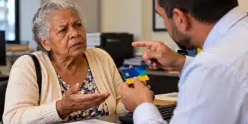 Idosa com expressão preocupada questiona homem que segura seu cartão de benefício durante uma cobrança de dívida, representando uma situação de retenção indevida.