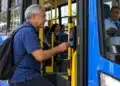 Idoso entre 60 e 65 anos embarcando em ônibus urbano, representando as regras de gratuidade no transporte público