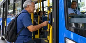 Idoso entre 60 e 65 anos embarcando em ônibus urbano, representando as regras de gratuidade no transporte público